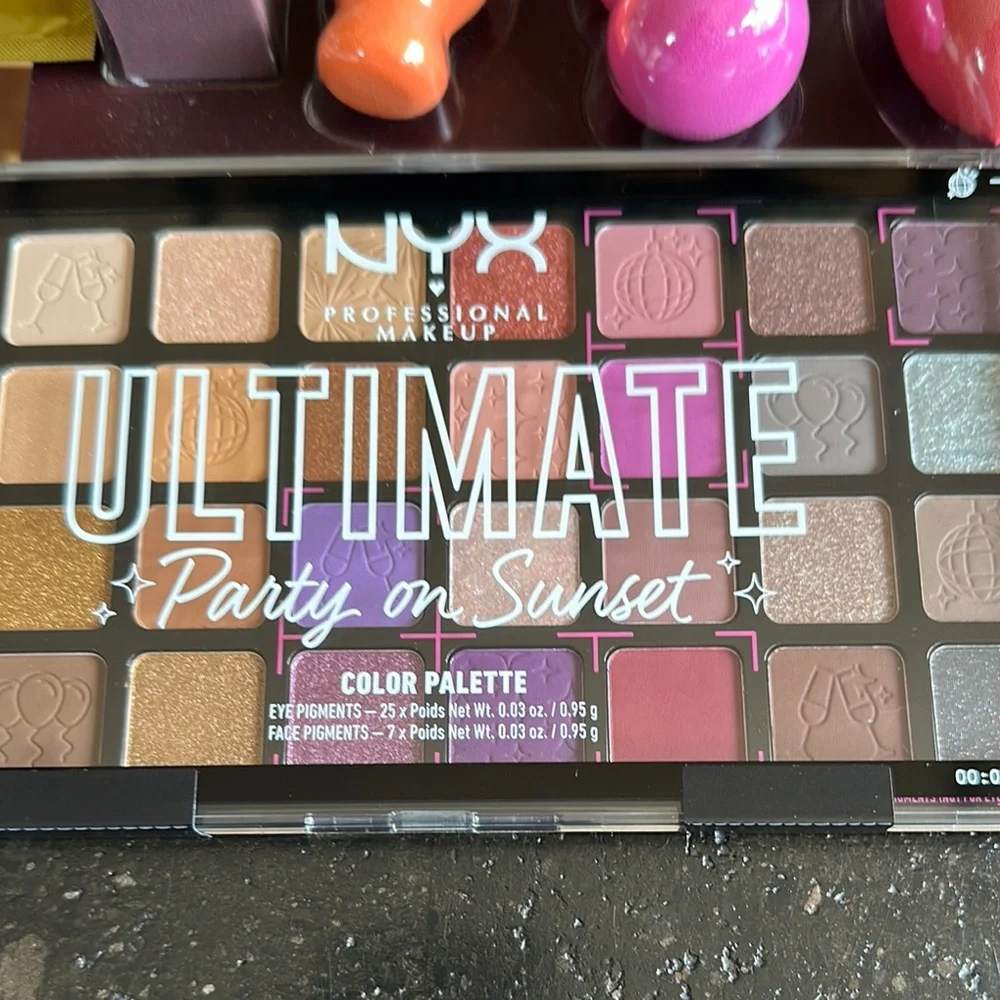 NYX Warm Tones Eyeshadow Palette Versatile Shades Hershey Beauty Sponges